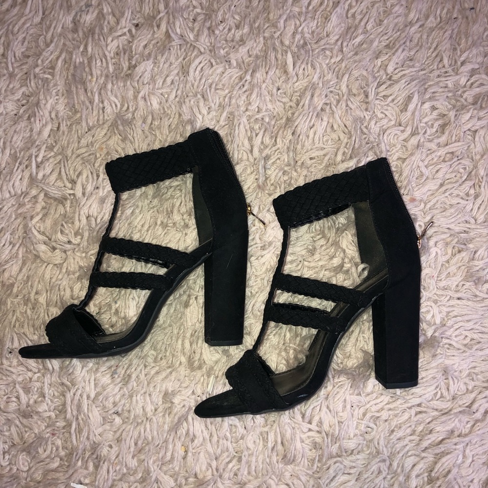 Trendy black chunky heels with braided details